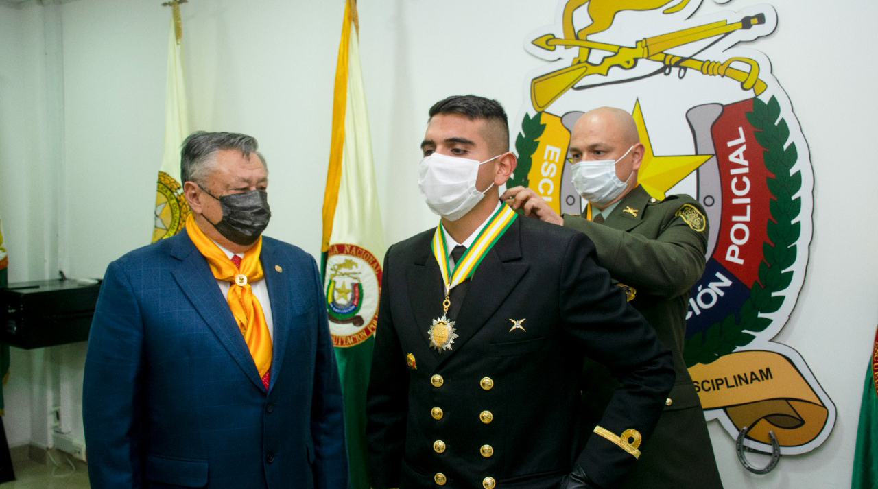 Distinción oficial en ceremonia de condecoración al ESMAD